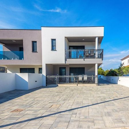 Apartment Spanic 1 Vir Exterior photo
