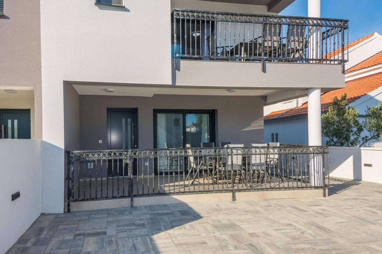 Apartment Spanic 1 Vir Exterior photo
