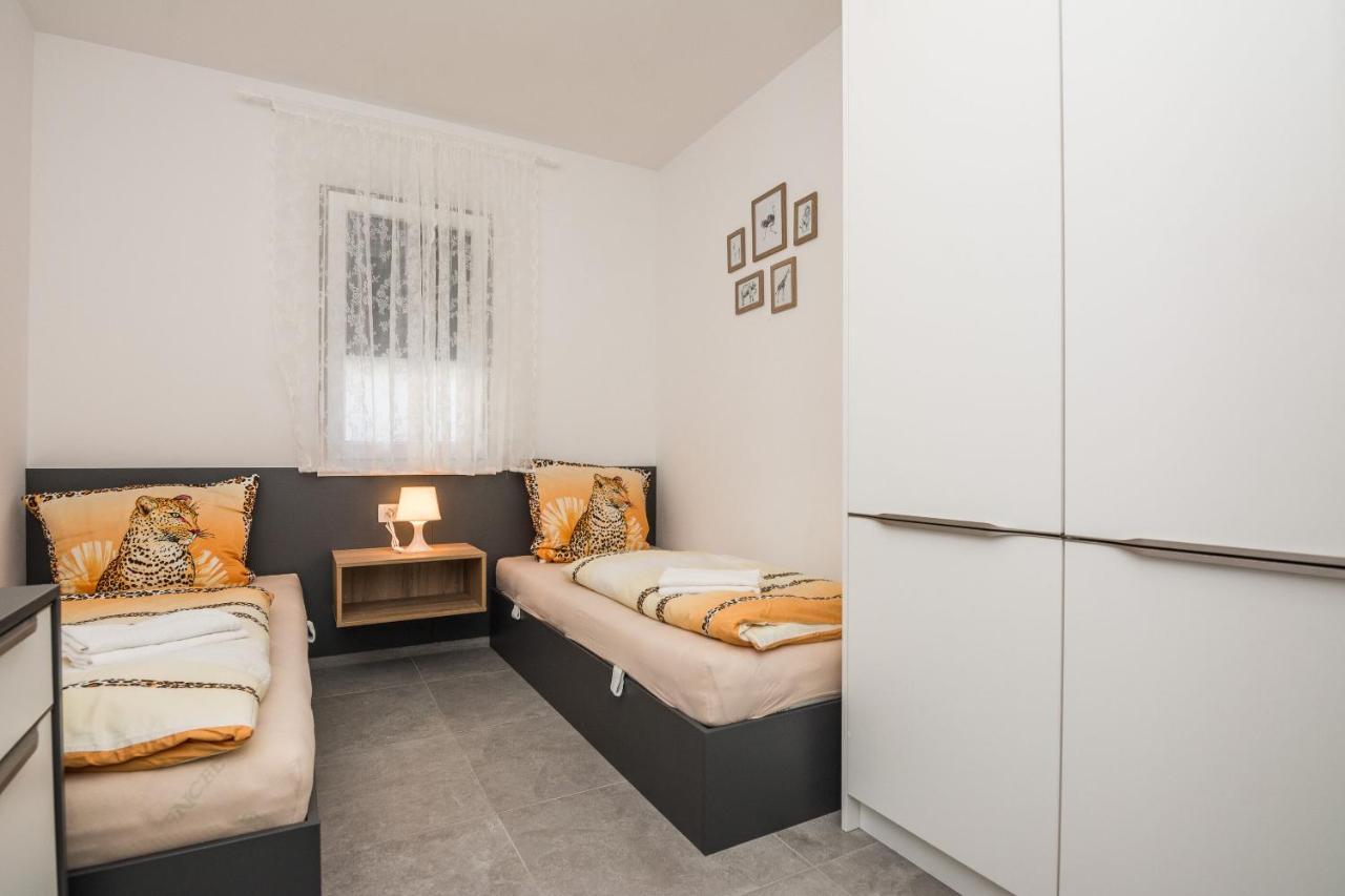 Apartment Spanic 1 Vir Exterior photo