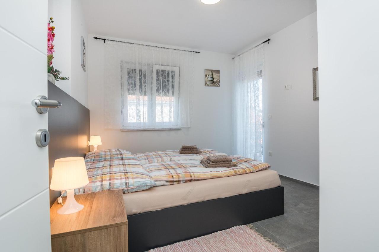 Apartment Spanic 1 Vir Exterior photo
