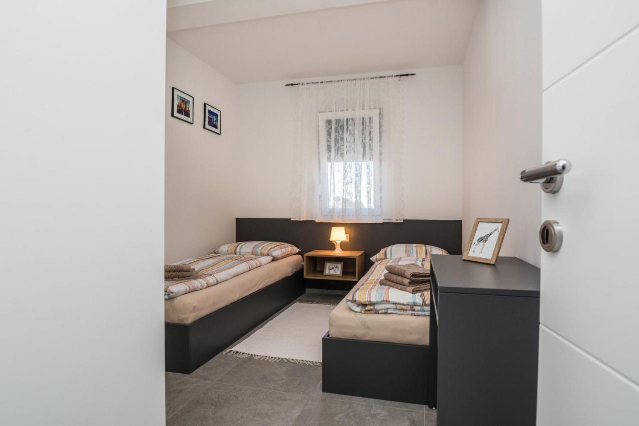 Apartment Spanic 1 Vir Exterior photo