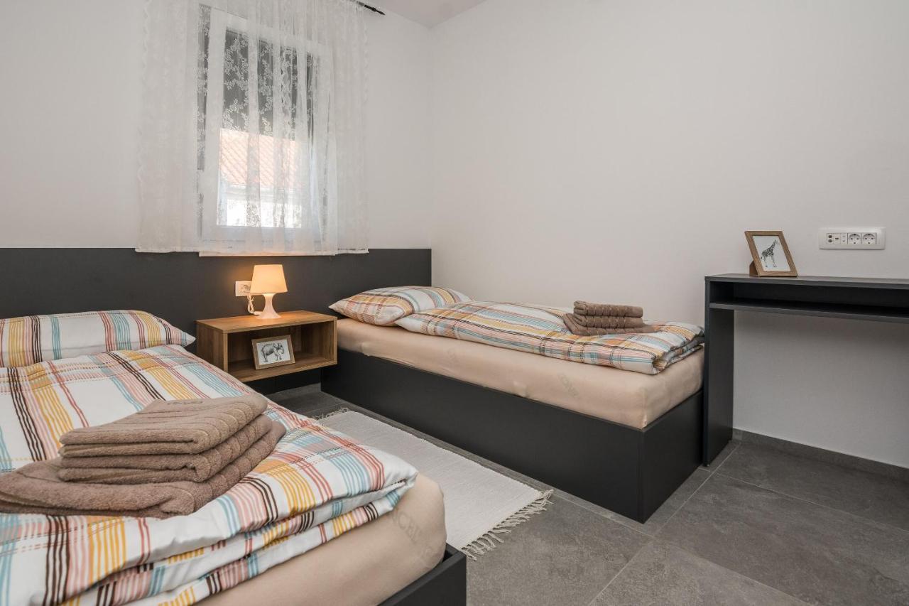 Apartment Spanic 1 Vir Exterior photo